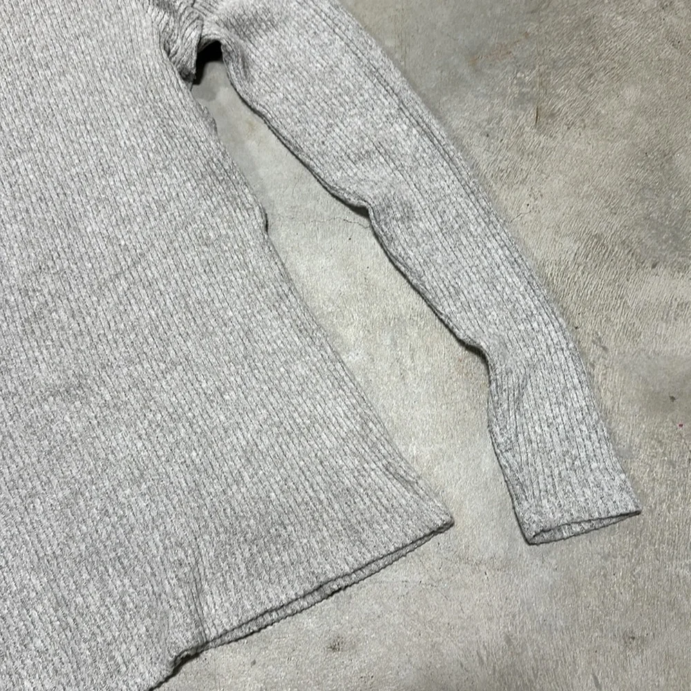 Light weight‎ grey rubbed sweater with ruffles around arm / Size S / Lucky Brand - Picture 6 of 8